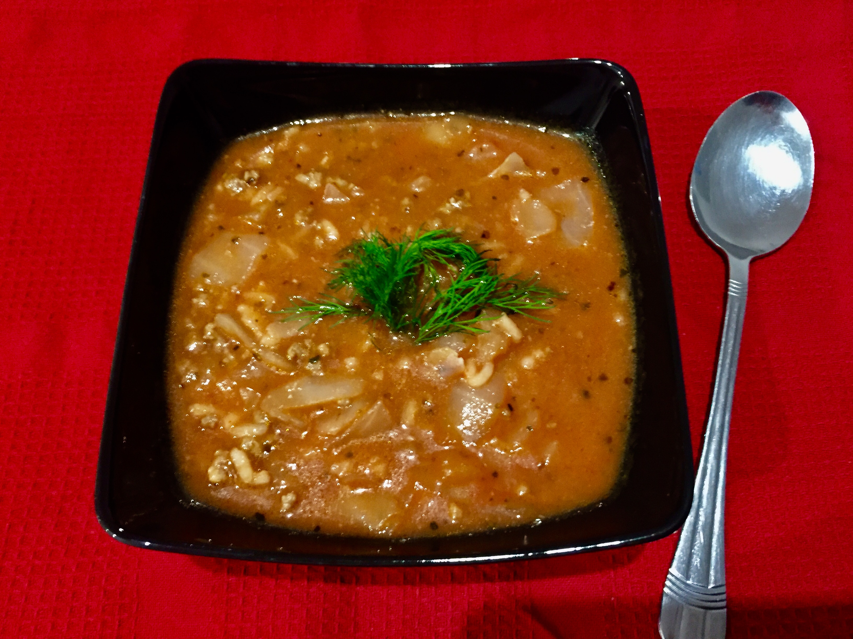 Sopa de repolho recheado servida em tigela preta