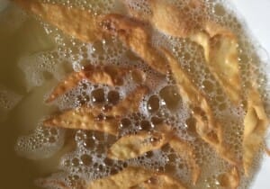 Smażenie faworków z mascarpone