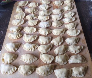 Pierogi oczekujące na gotowanie
