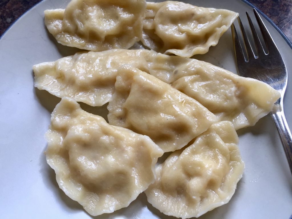 Pierogi z farszem z białego sera i ziemniaków