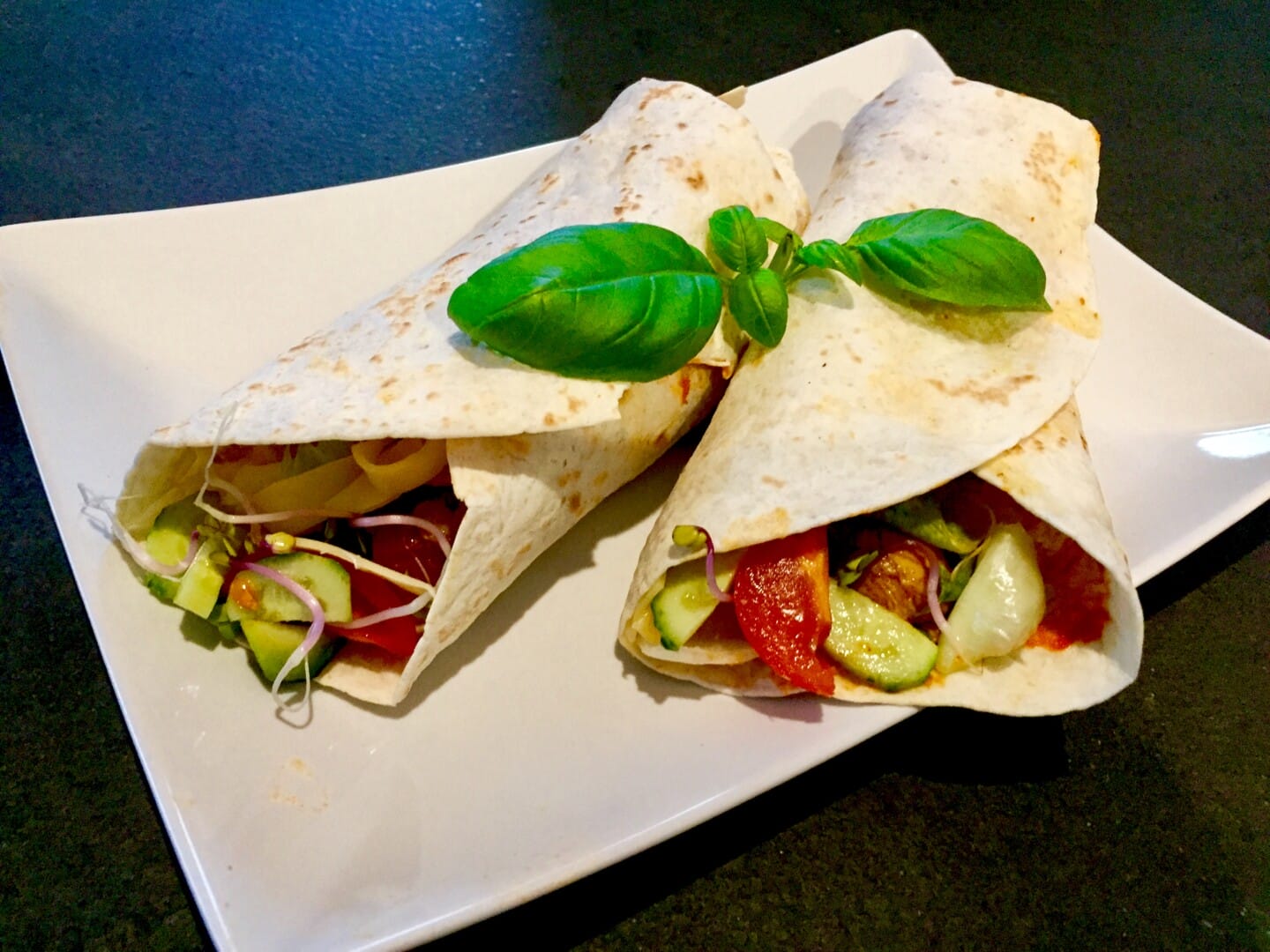 Tortilla z kurczakiem podana na talerzu