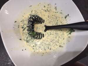 Zmieszana śmietana z bazylią i pietruszką