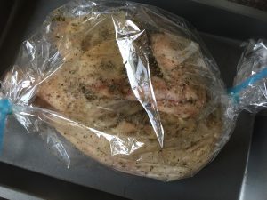 Kurczak w rękawie przygotowany do pieczenia