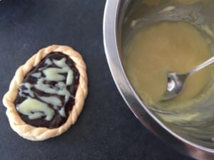 Wzory z czekolady na mazurkach