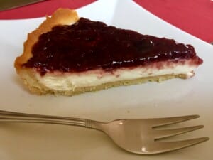 Tarta z kremem z mascarpone i frużeliną malinową. 