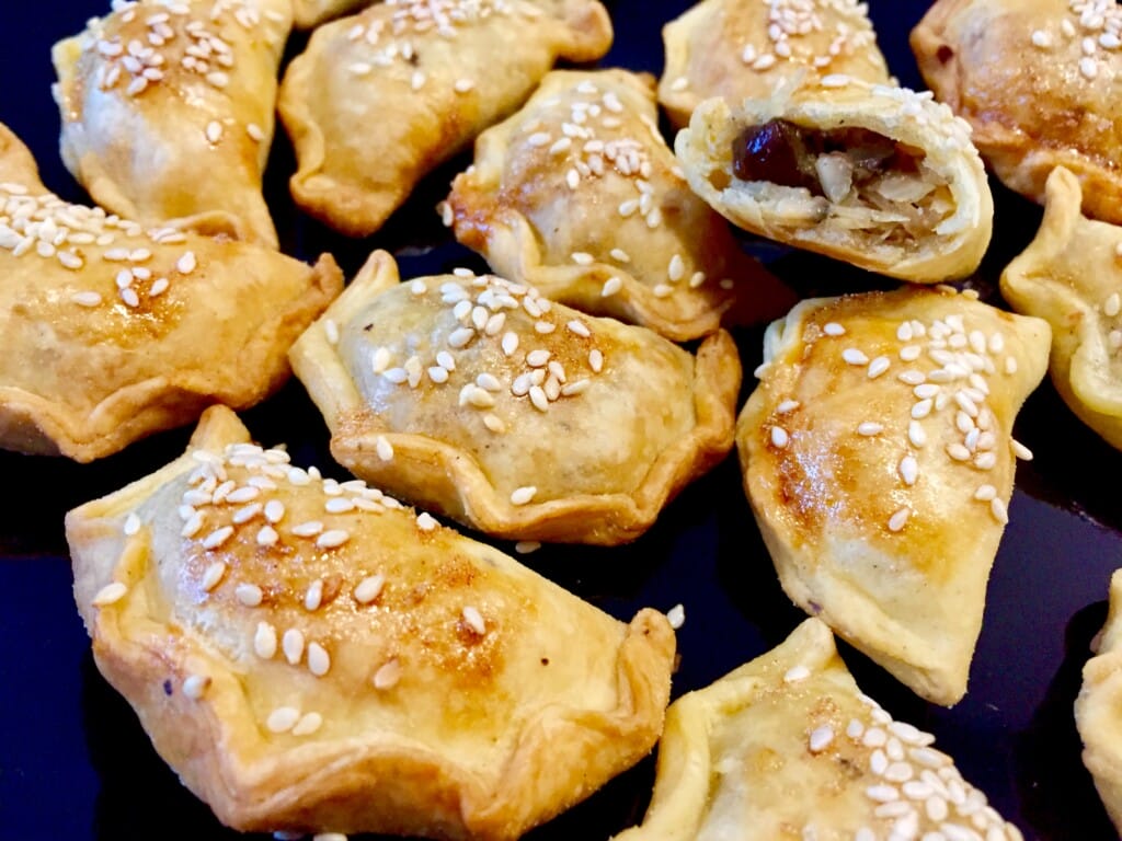 Pierożki pieczone w piekarniku z farszem z kapusty z grzybami,