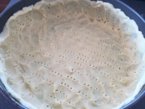 Ciasto na tarte rozłożone na blasze