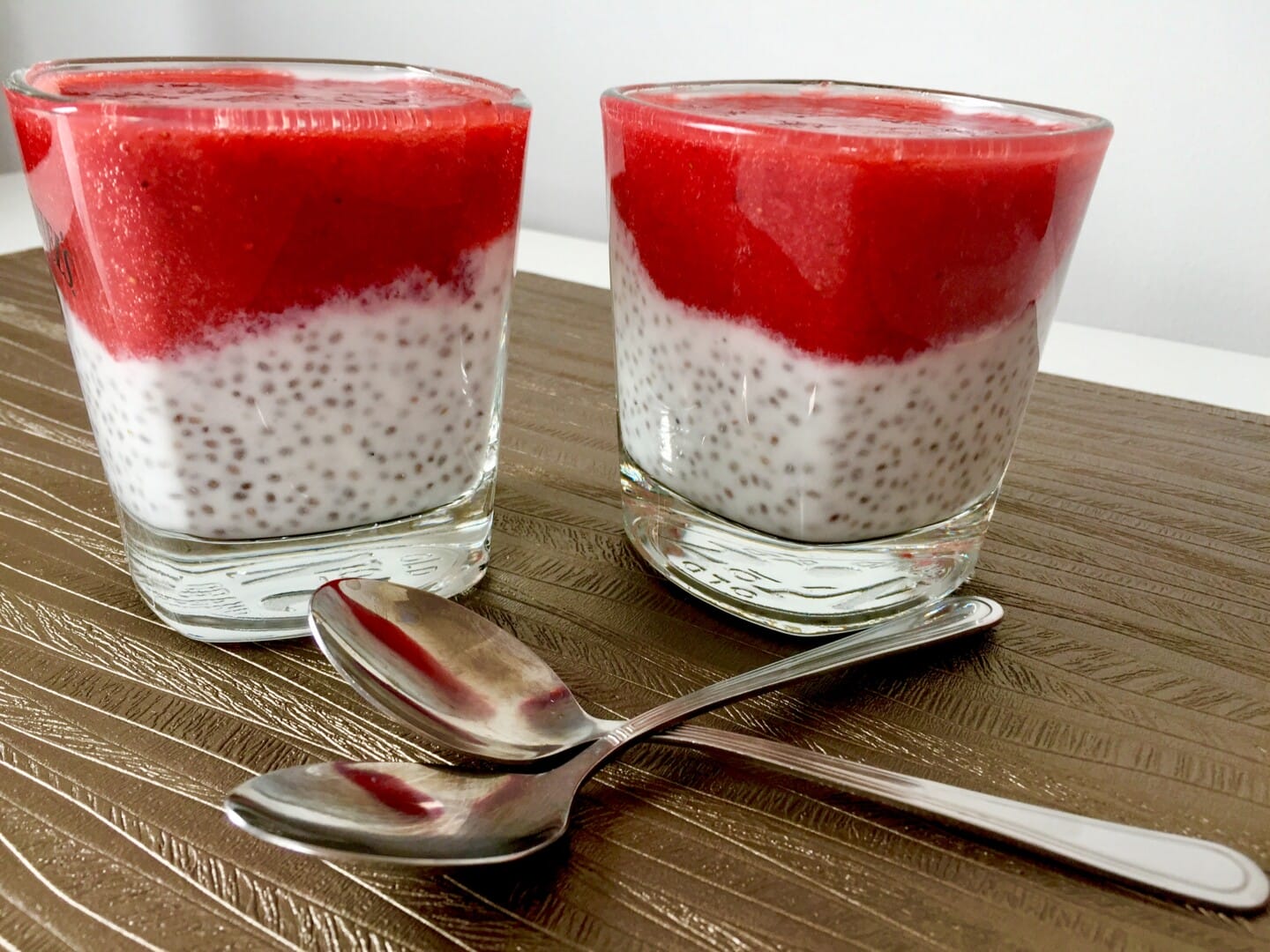 Pudding z jogurtu naturalnego z owocami Chia