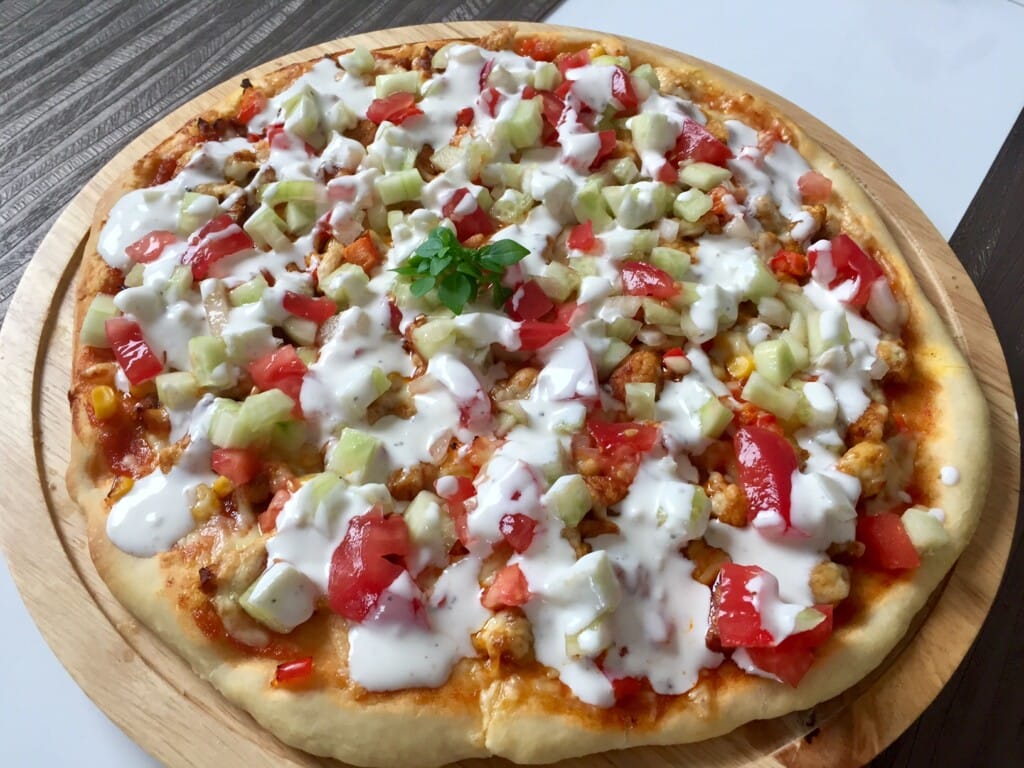 Pizza z kurczakiem pomidorem i ogórkiem