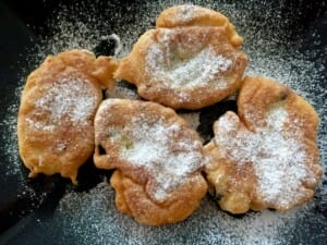 Placki drożdzowe posypane cukrem pudrem