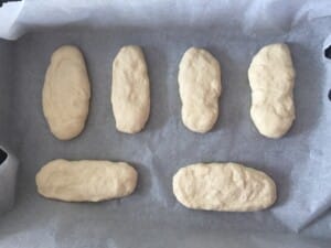Ciasto podzielone na części i przygotowane do pieczenia