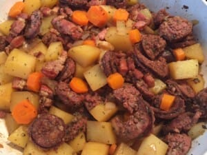 Ziemniaczki z kiełbaską na obiad Sycący wiejski kociołek