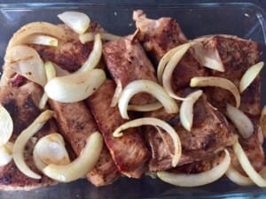 Pieczone żeberka z cebulką