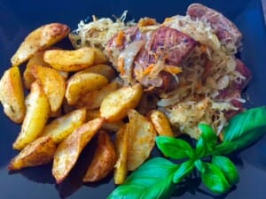 Żeberka pieczone w kapuście