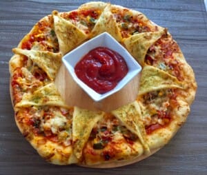 Ciekawa pizza podana na obiad