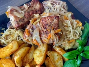 Żeberka pieczone w kapuście