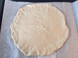 Rozwałkowane ciasto na pizze