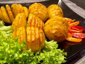 Aromatyczne, mięciutkie w środku i chrupiące z zewnątrz pieczone ziemniaki