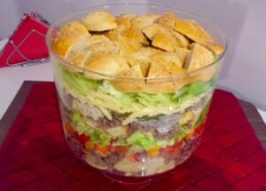 Warstwowa sałatka Big Mac z dodatkiem grzanek
