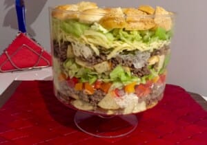 Pyszna warstwowa sałatka Big Mac