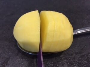 Przygotowanie ziemniaków poprzez nacinanie
