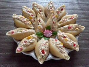 Sałatka z tuńczyka w muszlach makaronowych