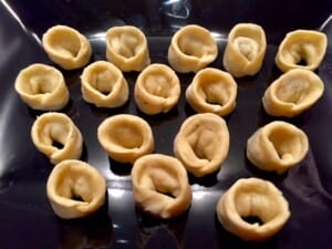 klasyczna pozycja na wigilijnych stołach, małe, delikatne pierożki, wypełnione aromatycznym grzybowym farszem