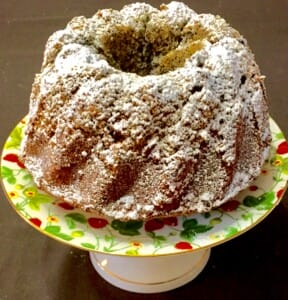 babka z białek z makiem posypana cukrem pudrem