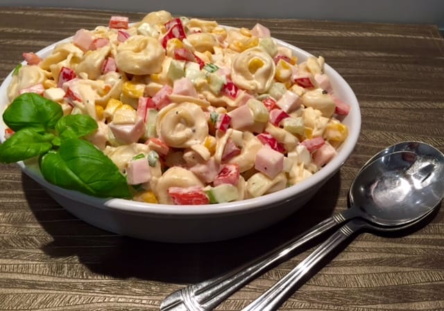 Kolorowa sałatka z tortellini