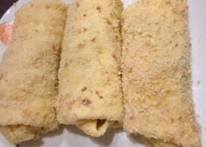 panierowanie krokietów z gyrosem przed smażeniem