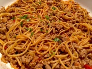 Spaghetti przed podaniem gotowe jednogarnkowe spaghetti