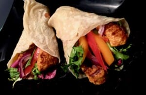 Domowa tortilla Domowa tortilla z kurczakiem i warzywami