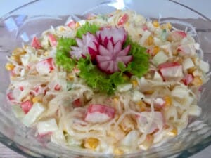 sałatka z paluszkami krabowymi Sałatka surimi
