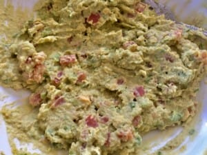 Łączenie pomidora z pastą Łączenie pomidora z pastą guacamole