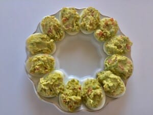 Nadziewanie białek farszem jajka faszerowane guacamole