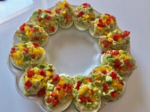 Dekorowanie jajek jajka faszerowane guacamole