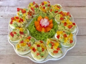 Gotowe jajka przed podaniem schłodzone jajka faszerowane guacamole