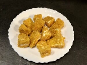 camembert w panierce obtaczany w płatkach kukurydzianych