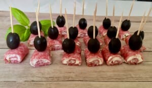 koreczki z salami i oliwkami
