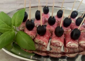 koreczki z salami i oliwkami