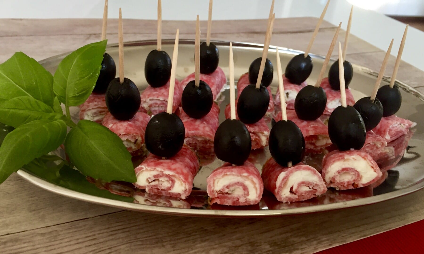 koreczki z salami i oliwkami