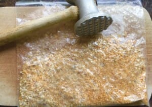 Panierowanie kotletów schabowych przed smażeniem