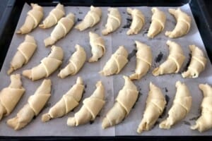 Ciasto z nadzieniem czekoladowym zwijamy tworząc rogaliki