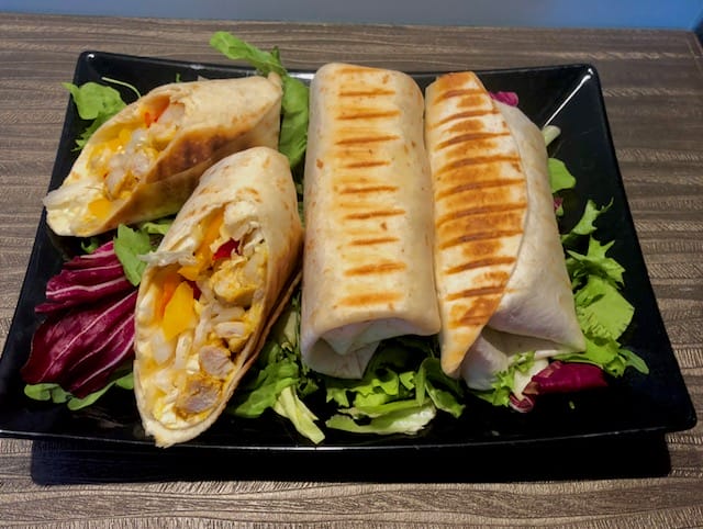 tortilla z kapusta pekińska i kurczakiem