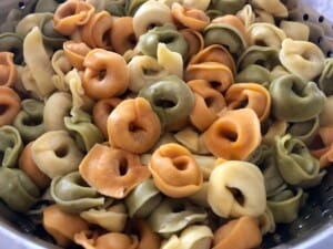 ugotowane tortellini do zapiekanka z sosem beszamelowym