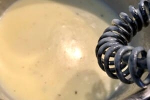 przygotowanie sosu do zapiekanka z tortellini