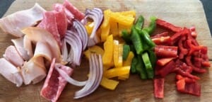 składniki do mini pizzerinki - pokrojone warzywa i wędlina