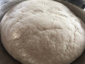wyrastanie ciasta na mini pizzerinki