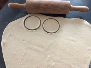 wycinanie kółek na imprezowe pizzerinki