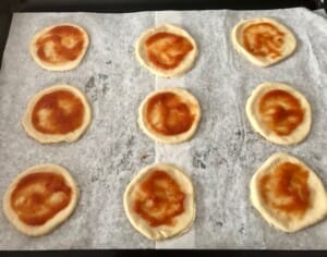 mini pizzerinki z sosem pomidorowym na blasze